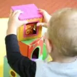 Photo d'un enfant jouant avec des cubes.